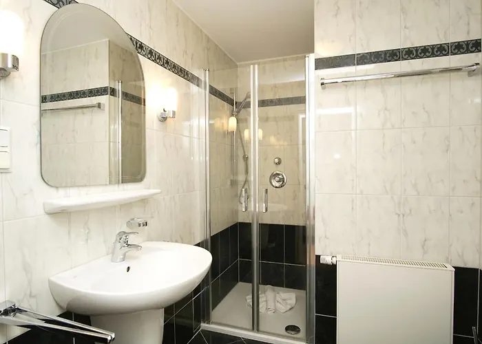 mit Meerblick und Balkon, gratis Nutzung vom AHOI Erlebnisbad und Sauna in Sellin - Meeresblick FeWo 14 Goehren (Ruegen)